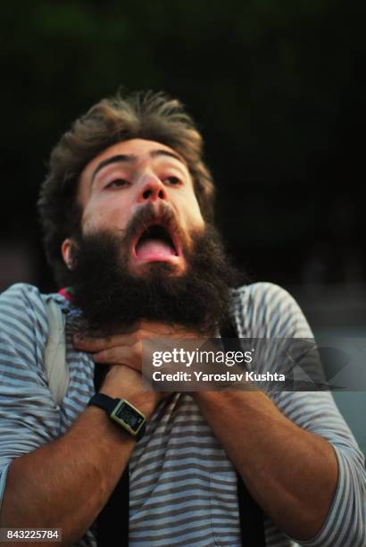 the actor simulates the suffocation - suffocated stock-fotos und bilder