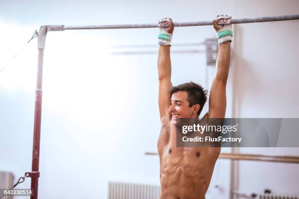 zufrieden. - reck stock-fotos und bilder