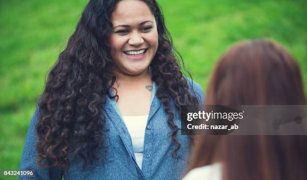 familien aus neuseeland. - hongi stock-fotos und bilder