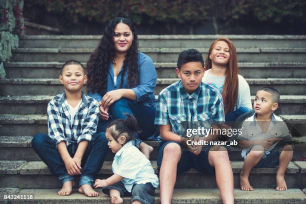 gezinnen uit nieuw-zeeland. - family new zealand stockfoto's en -beelden