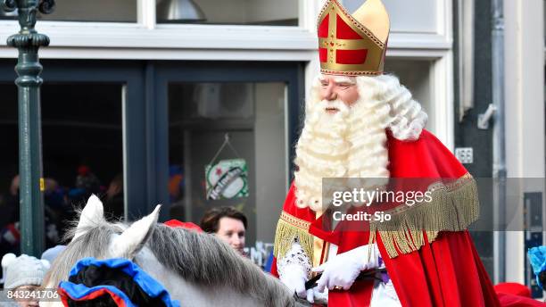 sinterklaas chegando na cidade de kampen, para o festival de sint nicolaas - sinterklaas - fotografias e filmes do acervo