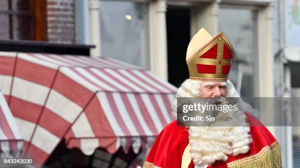 sinterklaas aankomst in de stad van kampen voor het festival van sint nicolaas - sinterklaas stockfoto's en -beelden
