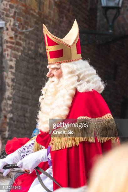 sinterklaas aankomst in de stad van kampen voor het festival van sint nicolaas - sinterklaas stockfoto's en -beelden