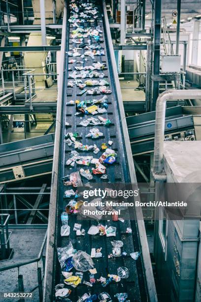 selection and recovery plant - recycling center fotografías e imágenes de stock