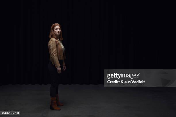woman standing and looking in camera - physical stance stock-fotos und bilder