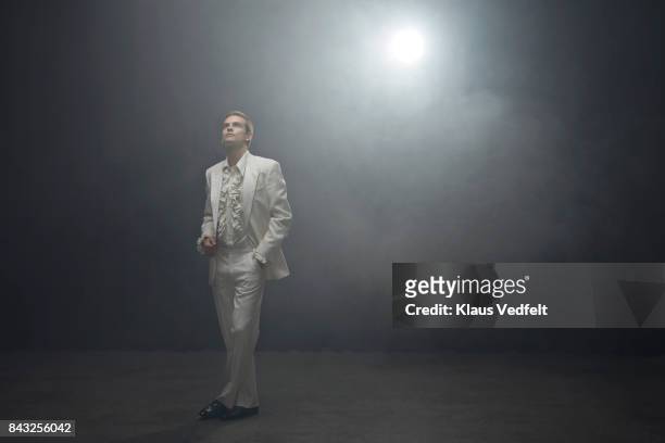 young man wearing 70' style white suit with puffy shirt - shirt met ruches stockfoto's en -beelden