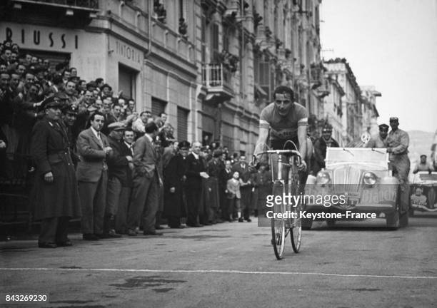 Arrivée de Fausto Coppi, vainqueur du Milan-San Remo, à San Remo, Italie en 1949.
