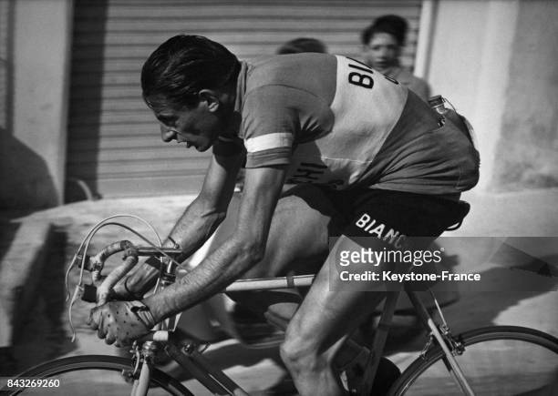 Fausto Coppi en action durant la course, en Italie.