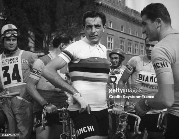 Fausto Coppi avant le départ de la course, à Rome, Italie le 29 avril 1954.