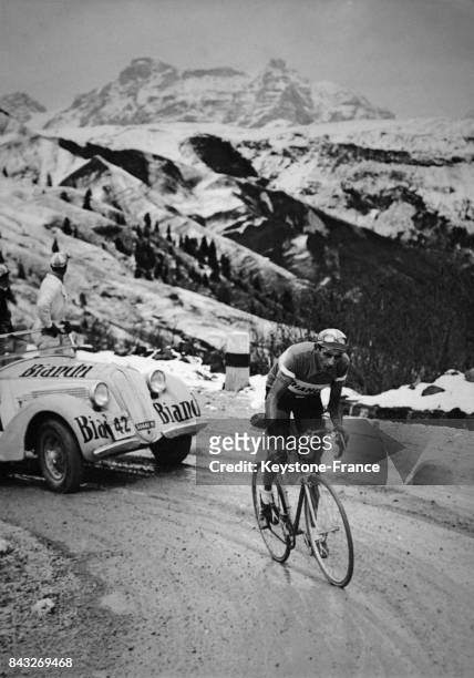Echappée de Fausto Coppi sur le Col Pordoi en Italie.