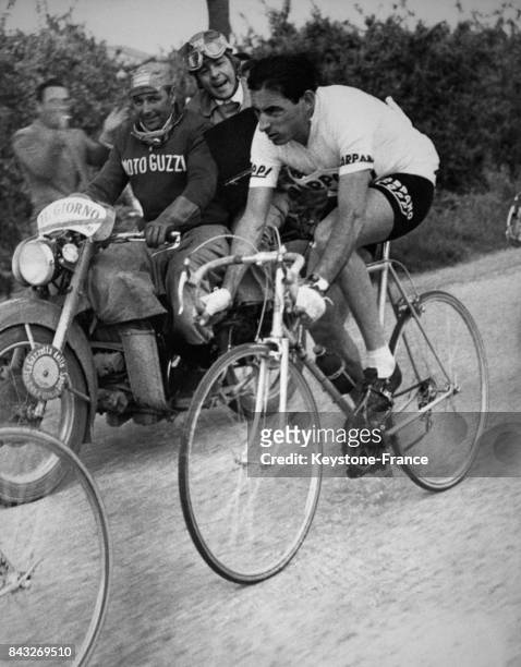 Fausto Coppi dans la cinquième étape du Giro, en Italie le 23 mai 1956.