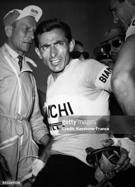 Fausto Coppi photographié à son arrivée en seconde position à Rome, Italie en 1955.