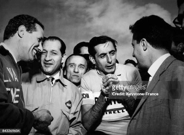 De gauche à droite, l'ancien cycliste Aldo Bini, Gino Bartali et Fausto Coppi qui discute avec l'organisateur du Giro Vincenzo Torriani, à Milan,...