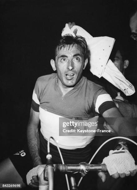 Fausto Coppi, après la course, au guidon de son vélo, à Gênes, Italie.