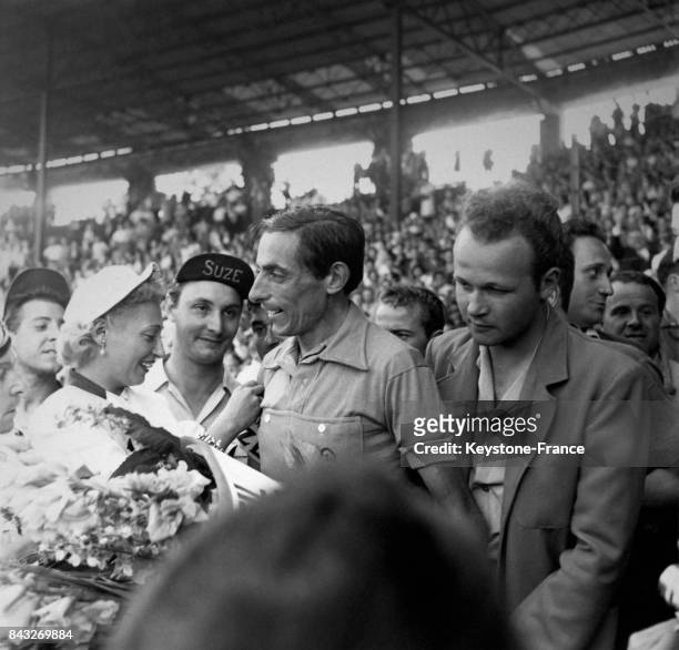 Fausto Coppi, vainqueur du Tour de France, reçoit un bouquet de fleurs au Parc des Princes à Paris, France le 19 juillet 1952.