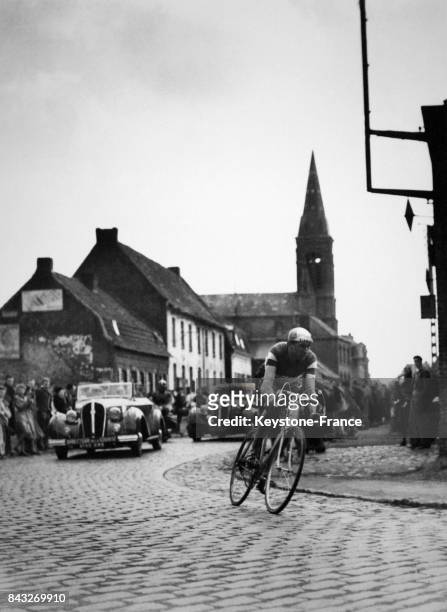 Arrivée en première position de Fausto Coppi dans les rues de Roubaix, France le 9 avril 1950.
