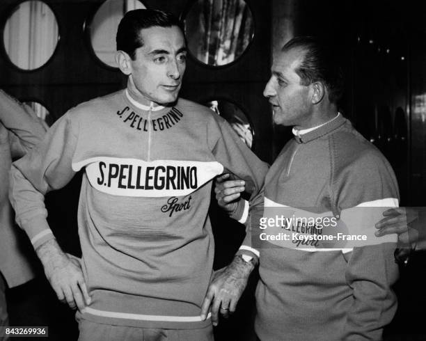 Fausto Coppi et Gino Bartali photographiés avant la conférence de presse où ils annonceront qu'ils vons concourir dans la même équipe, à Milan,...