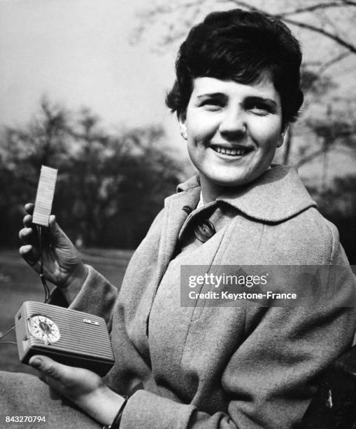 Une radio rechargeable à l'énergie solaire en avril 1960 en Tchécoslovaquie.