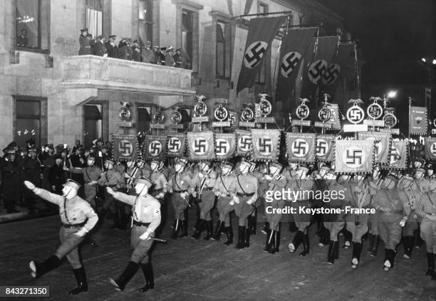 Défilé nazi sous le balcon d'Adolf Hitler et de son commandement, à Berlin, Allemagne, le 11 juillet 1939.