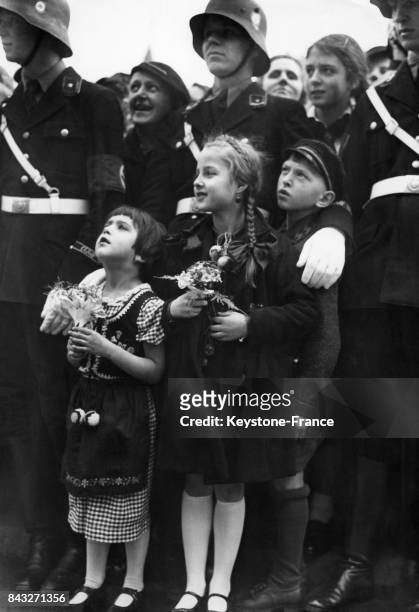Foule et enfants, contenus par des soldats, tentant d'apercevoir Adolf Hitler, lors d'une cérémonie pour son anniversaire, à Berlin, Allemagne, le 20...