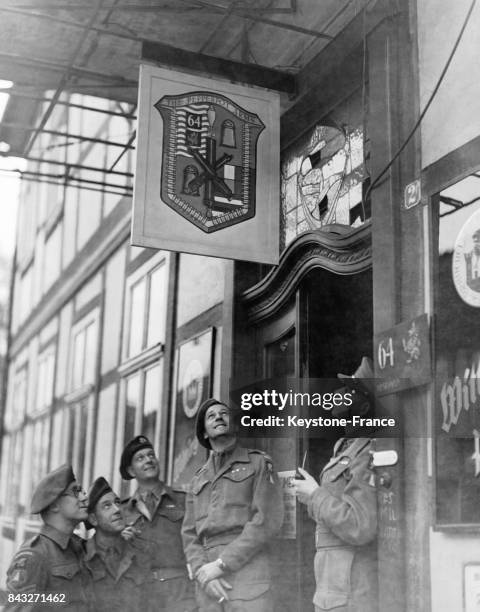 Soldats britanniques du 8ème régiment du Middlesex posant avec fierté sous leur étendard représentant un poivrier ainsi que les armes utilisées sur...