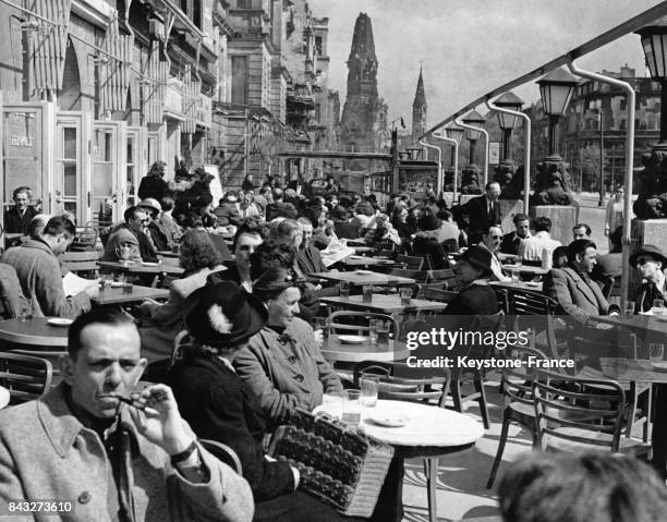 Terrasse du 'Café de Vienne' où, pour cause de pénurie, on ne sert plus que des verres d'eau colorée sous le nom de 'Cocktail', à des prix...