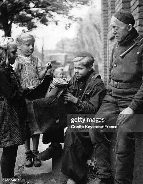 Père de famille, ayant une ration de travailleur, partageant son repas avec ses enfants, Allemagne, circa 1940.