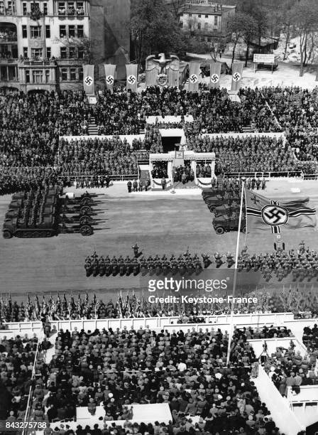 Défilé de la Wehrmacht pour l'anniversaire d'Adolf Hitler, à Berlin, Allemagne, le 20 avril 1939.