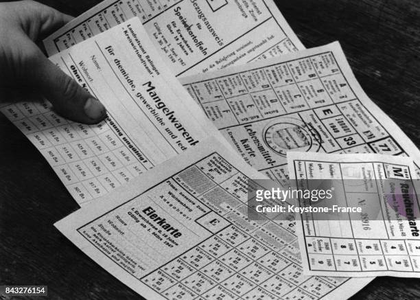 Les tickets de rationnement, ou coupons de nourriture, d'une famille allemande en 1948 en Allemagne.