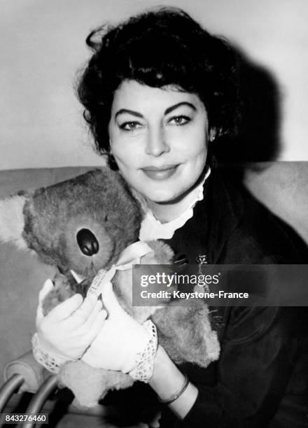 Ava Gardner, tenant dans ses bras un koala en peluche offert par ses fans, à son arrivée à l'aéroport de Sydney, Australie, le 12 janvier 1959.