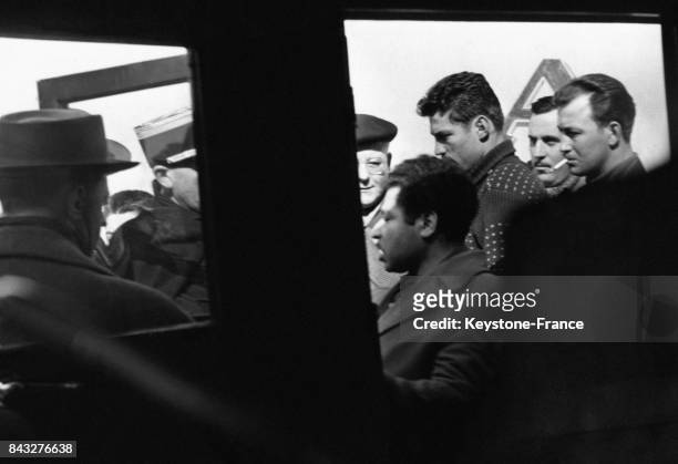Les policiers interrogent un homme nord-africain après un règlement de comptes entre Algériens dans le quartier de la Glacière le 15 mars 1958 à...