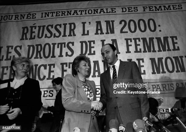 La ministre des droits de la femme Yvette Roudy remerciant le premier ministre Laurent Fabius de sa participation à la journée de la femme au centre...