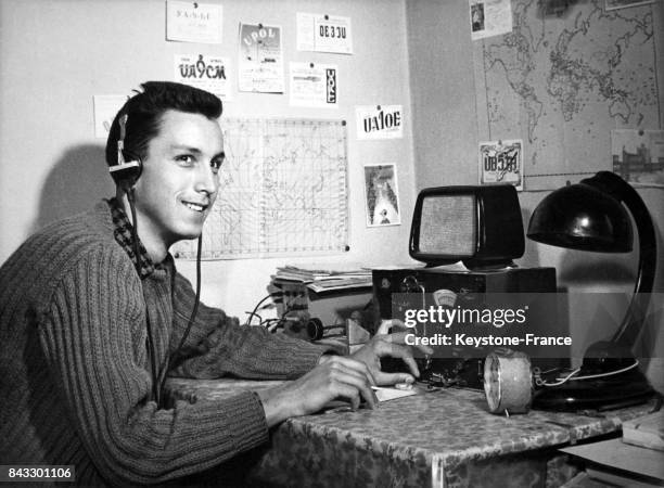 Jeune homme photographié devant sa radio à ondes-courtes, en Tchécoslovaquie le 30 mai 1962.