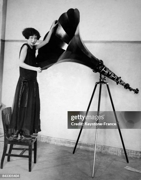 Premier haut-parleur à bobine mobile datant du XIXe siècle présenté au Salon, à Londres, Royaume-Uni circa 1930.