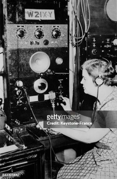 Jeune femme au micro d'une radio amateur destinée aux habitants isolés des îles Pitcairn dans l'océan Pacifique, à Springfield, New York, Etats-Unis...
