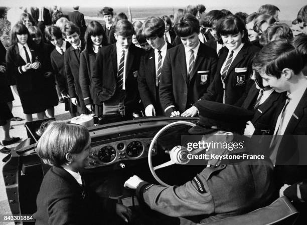Un policier donne un cours de conduite à une étudiante britannique dans le cadre de leçons routières aux adolescents de 15 à 16 ans dans les...