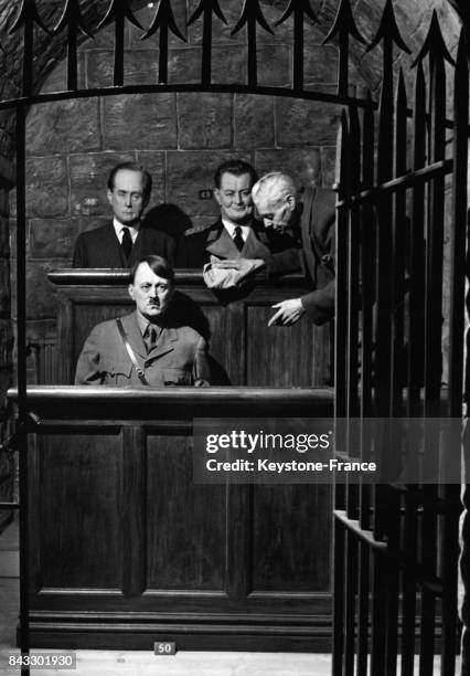 Harry Willett, employé en charge de la Chambre des Horreurs du Musée de Mme Tussaud, époussette les statues de cire d'Hitler, Ribbentrop et Goebbels...