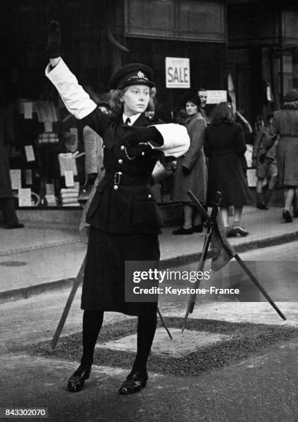Margaret Alderton, une policière britannique assure la circulation routière aussi bien que ses collègues masculins le 19 septembre 1949 à Canterbury,...