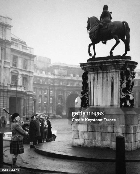 Un joueur de cornemuse écossais joue au pied de la statue équestre du Roi Charles Ier à Whitehall lors de l'hommage de la Royal Stuart Society, club...