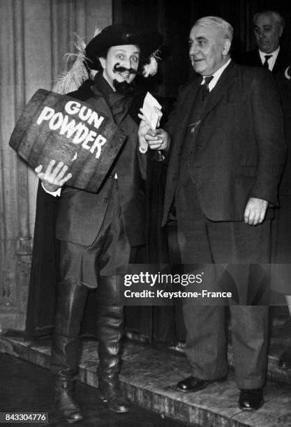 Ken Dodd déguisé en Guy Fawkes arrive au Parlement avec son baril de poudre remet son 'code de sécurité' à Lord Bill Brighton, Royaume-Uni le 1...