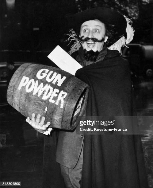 Ken Dodd déguisé en Guy Fawkes arrive au Parlement avec son baril de poudre, à Londres, Royaume-Uni le 1 novembre 1967.