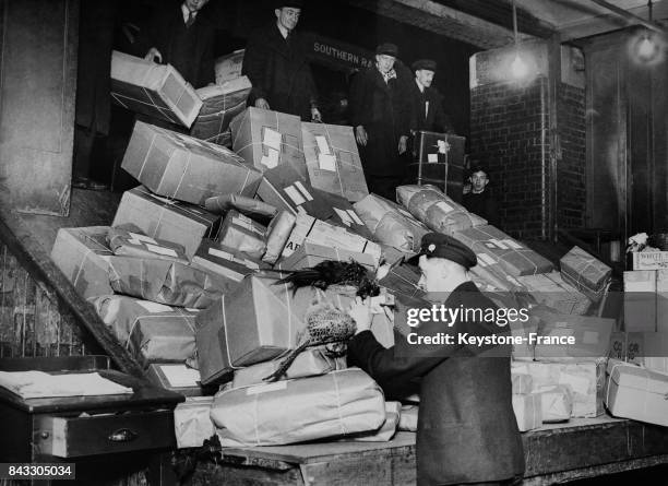 Amoncellement de colis de cadeaux de Noël au service postale de la Poste centrale de Londres, Royaume-Uni circa 1930.