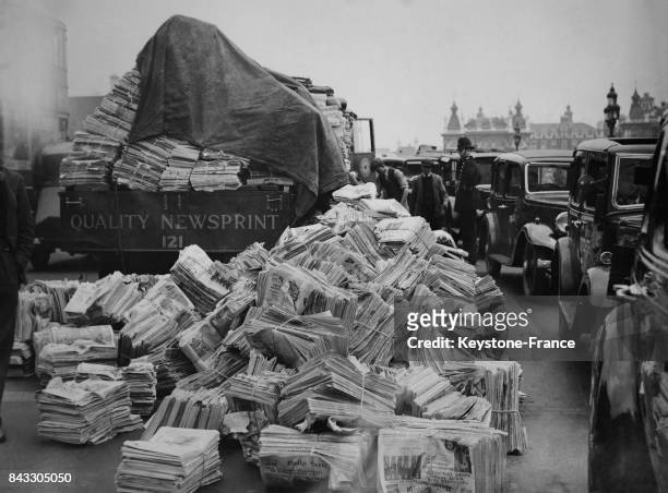 Un camion de livraison de journaux a perdu sa marchandise sur le pont de Westminster, à Londres, Royaume-Uni le 20 mai 1937.