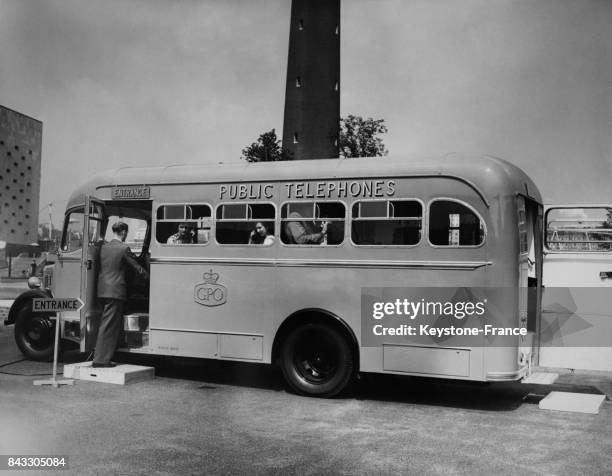 Le camion de téléphone public mobile photographié au parking du Festival Hall à Londres, Royaume-Uni le 25 juin 1955.