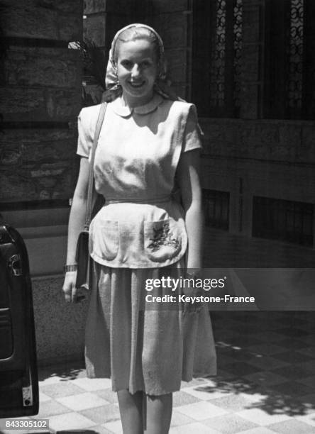 Portrait d'Eva Peron, la femme du Président argentin, en vacances à Rapallo : elle arbore ici l'emblème de la ville de Rome, une louve, sur la poche...