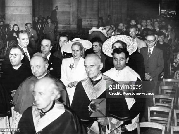épouse du Président argentin, Eva Peron, sort après l'office, de la cathédrale Notre Dame en compagnie de M. Rocca, ambassadeur d'Argentine et...