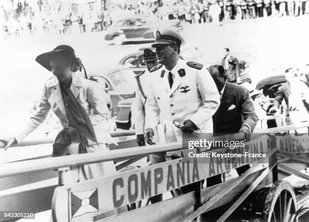 Eva Peron et son mari le Président Juan Peron montent sur la passerelle du nouveau bâteau le 'Corrientes' construit sur un chantier naval...
