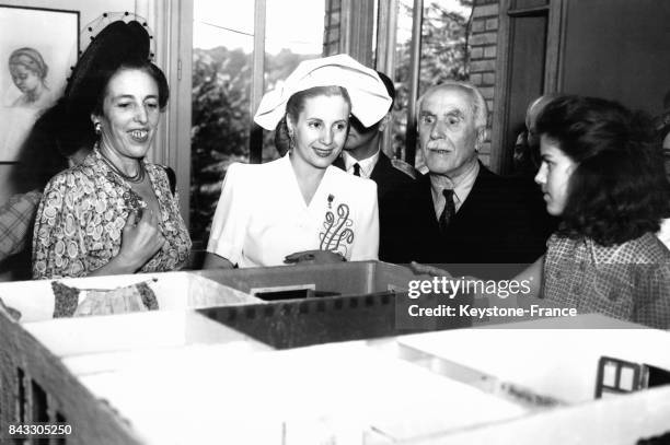 Mme Rocca, femme de l'ambassadeur d'Argentine et l'épouse du Président argentin, Eva Peron, visitent l'Ecole Moderne de l'Enfance du Centre de...