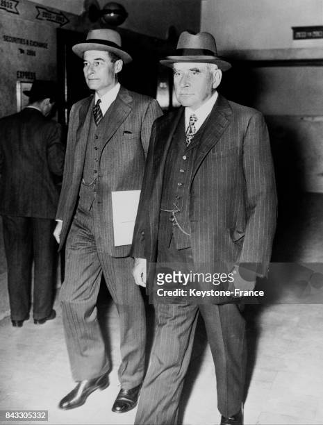 Junius Spencer Morgan et son père Jack Pierpont Morgan Jr arrivent au tribunal pour être entendus comme témoins dans la faillite du cabinet de...