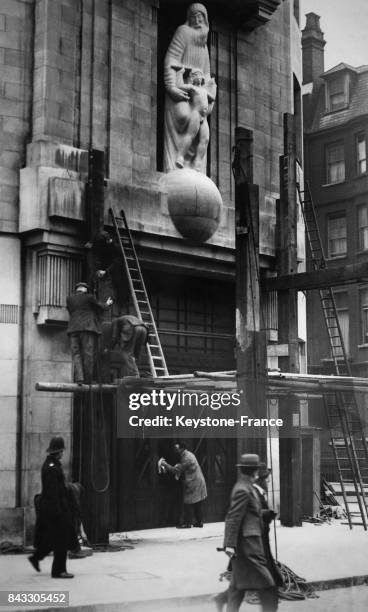 Des ouvriers démontent l'échafaudage qui entourait la statue représentant 'Prospero et Ariel' sur la façade de la BBC, à Londres, Royaume-Uni le 15...